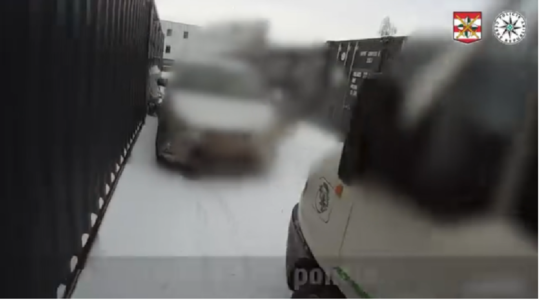 VIDEO: Pár si na hádku vybral veľmi nevhodné miesto. Ale to najväčšie prekvapenie policajtov ešte len čakalo - Doprava - Auto - Pravda