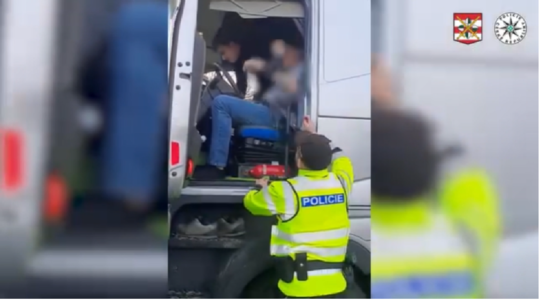 VIDEO: Šofér vrazil do stromu, mysleli si, že bol opitý. Nakoniec to bolo omnoho vážnejšie - Doprava - Auto - pravda.sk