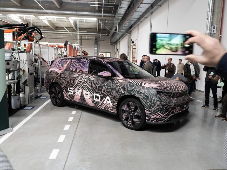 V Mladej Boleslavi Škoda vyrába batérie pre nové modely, plus sme videli Peaq naživo
