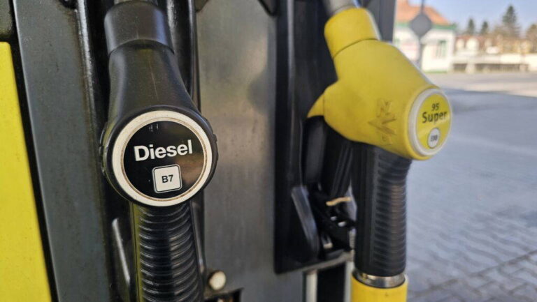 Palivá na prídel kvôli vojne v Iráne. 55-miliónová krajina zakázala autá