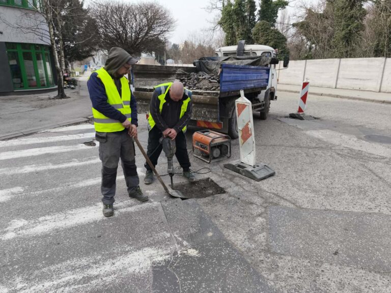 Nahláste výtlk, mesto ho dá opraviť. Oprava ciest v Komárne zahrnie aj údaje od verejnosti | Autobazar.EU