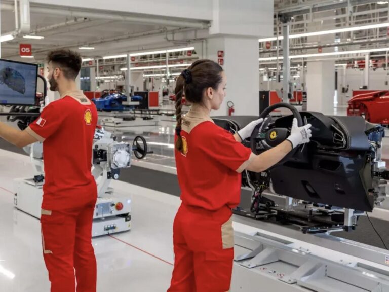 Byť zamestnancom Ferrari sa oplatí, dostali výročný bonus 15-tisíc eur | Autobazar.EU
