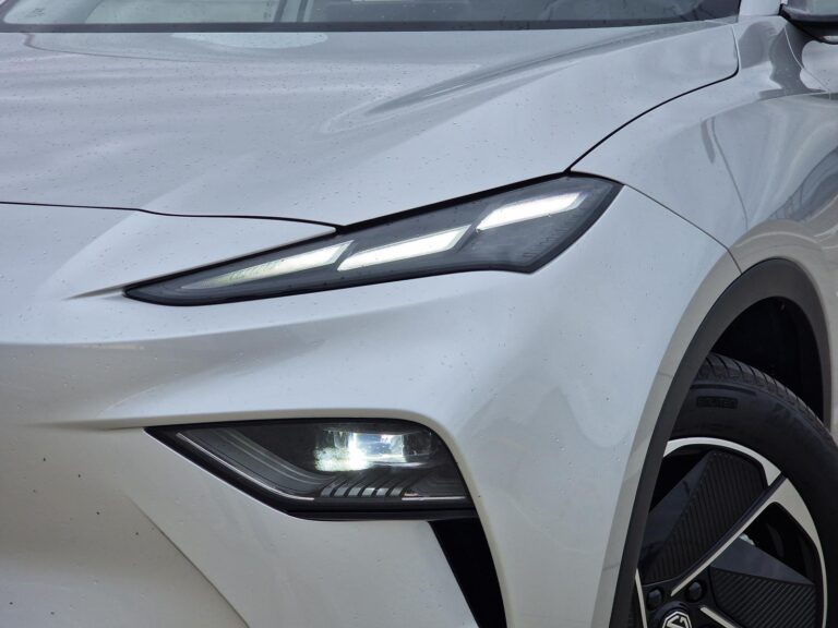 Predaj áut čínskych automobiliek na domácom trhu prudko klesol