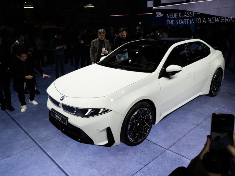 Nové BMW radu 3 naživo: BMW začalo s 800 voltami, dojazd i3 je až 900 kilometrov | Autobazar.EU