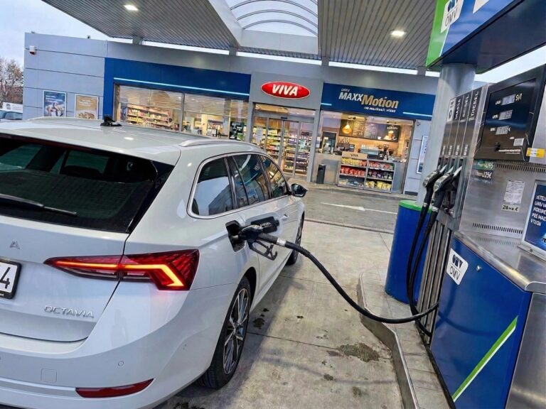 Cena nafty na Slovensku prvý raz prekročila 2 eurá. Vláda stanovila ceny od piatka, zvýšenie sa už dotkne aj slovenských motoristov