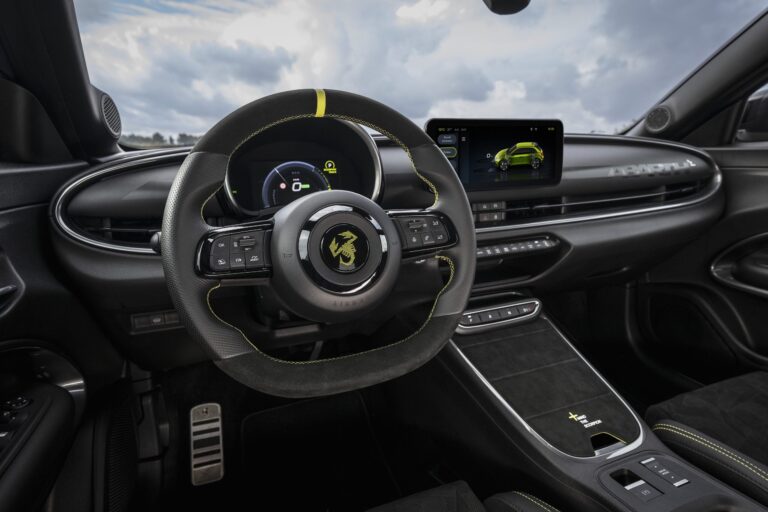 Spaľováky pochovali, teraz ich má zachrániť hravé benzínové auto