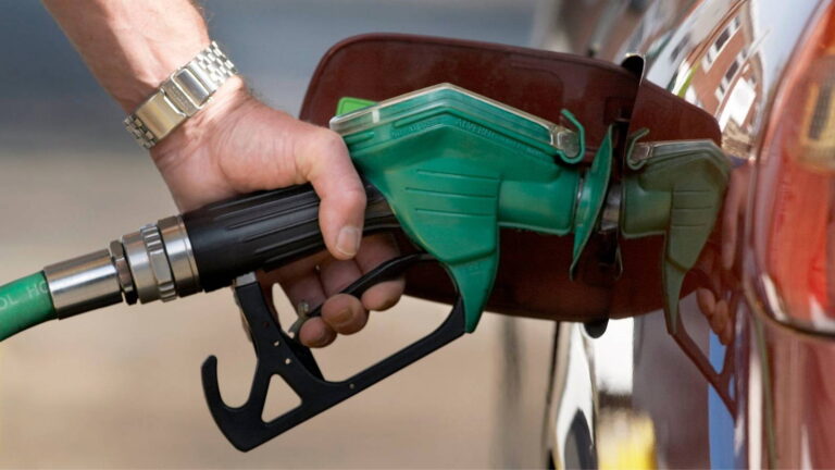 Iránsky konflikt: Cena ropy vyletela na 115 dolárov, motoristov čaká šok na pumpách