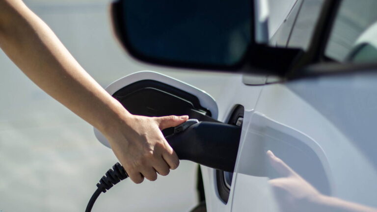 Čas nabíjania elektromobilov sa už pomaly rovná času tankovania. Presvedčí to Slovákov na nákup elektromobilu? - AUTOVINY.sk