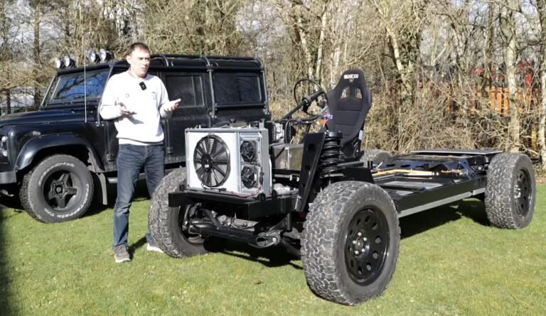 Máte v garáži starý pickup? Tento britský vynález z neho urobí moderný elektromobil