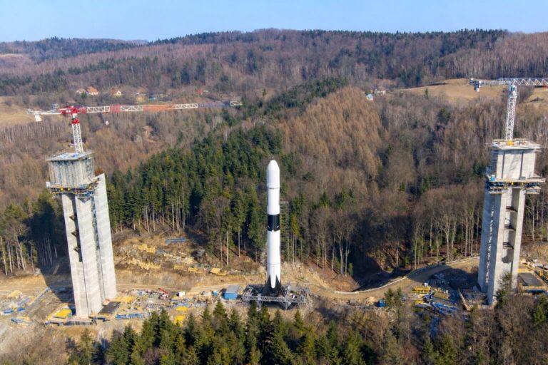 Poľsko stavia gigantický most. Jeho pilier je vyšší než raketa Falcon 9