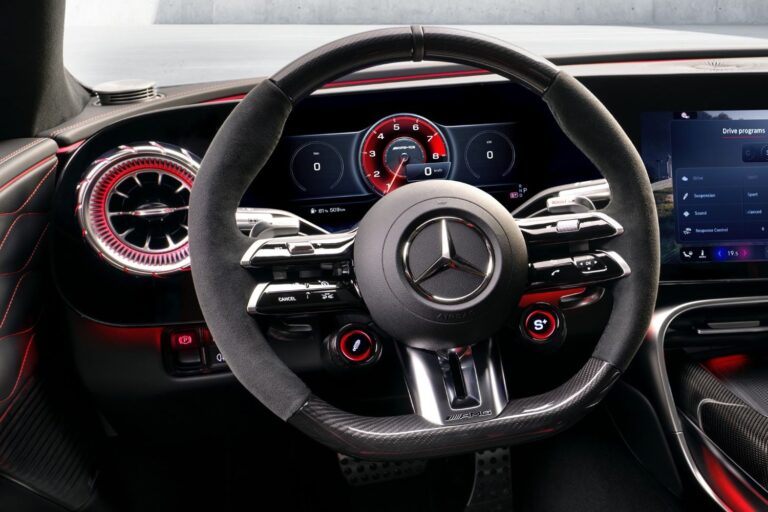 Špióni ho prichytili na Nürburgringu: Mercedes pripravuje ubersedan s technológiami z F1