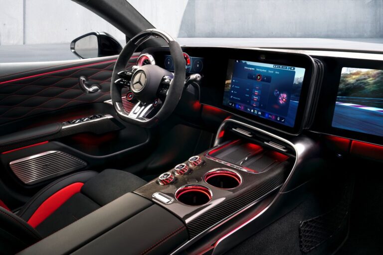 Mercedes-AMG odhalil interiér nového GT 4-Door Coupé