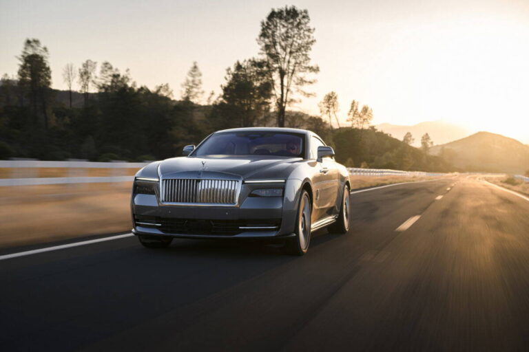 Rolls-Royce ruší plán stať sa do roku 2030 čisto elektrickou značkou a zachováva ikonický motor V12 - AUTOVINY.sk