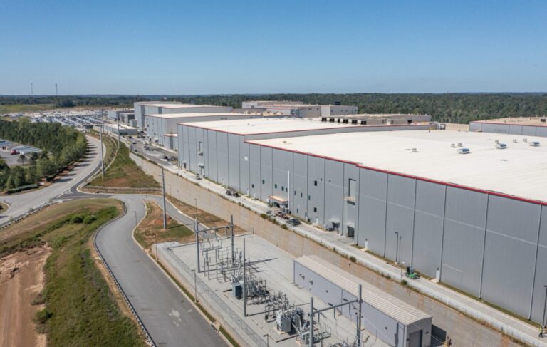 Továreň na batérie pre elektromobily prepúšťa až tretinu zamestnancov. Miliardová investícia v troskách?