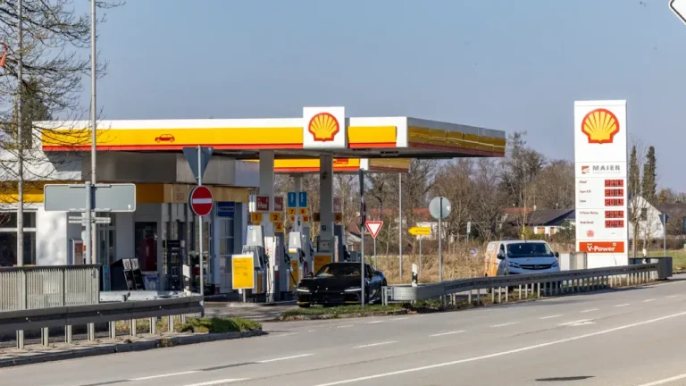 Drzý podvod na benzínke: Stačila jedna veta a muž prišiel o výhru 1,5 milióna eur, hľadá sa víťaz