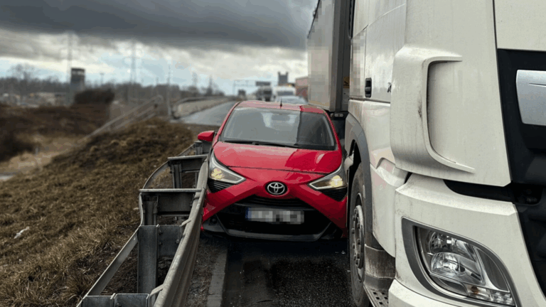 Toyota Aygo proti 40 tonám: Pozrite sa, ako vodič kamiónu pomohol polícii chytiť podvodníka - AUTOVINY.sk