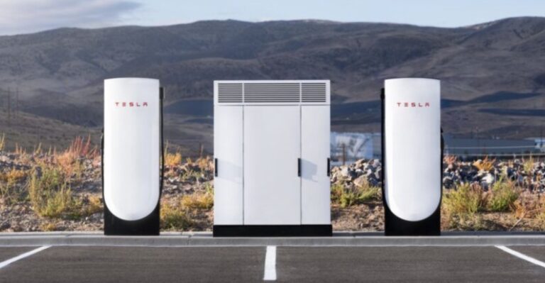 Tesla otvorila svoj prvý Megacharger s výkonom 750 kW. Do budúcna sa počíta s 1,2 MW