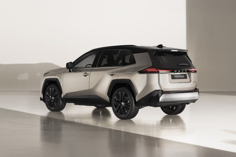 Nová Toyota RAV4 PHEV má 329 koní a elektrický dojazd cez 100 kilometrov