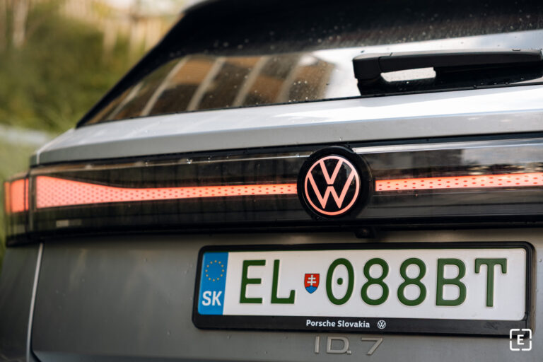 Brusel chce podporiť elektromobily z Európy. Pripravuje dotačný
