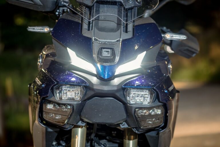 Motorkári sa chytajú za hlavu. Yamaha do motorky napchala techniku z áut