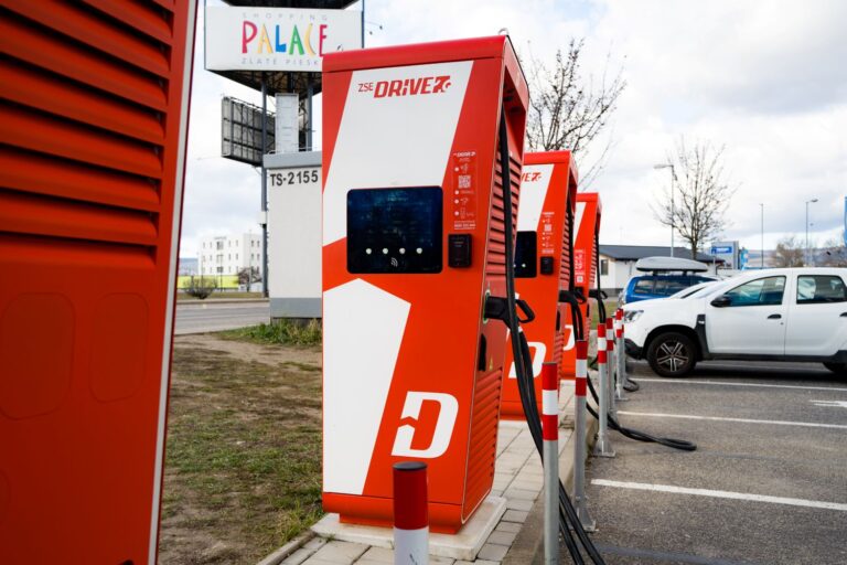 Podľa analýzy T&E konflikt v Iráne zasiahne vodičov spaľovákov 5x viac ako vodičov elektromobilov