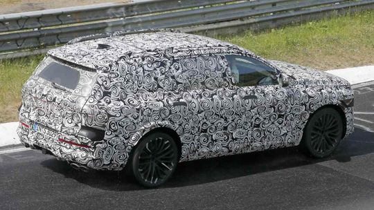 Audi Q9: Ingolstadt už testuje súpera BMW X7 a Mercedesu-Benz GLS - Magazín - Auto - pravda.sk