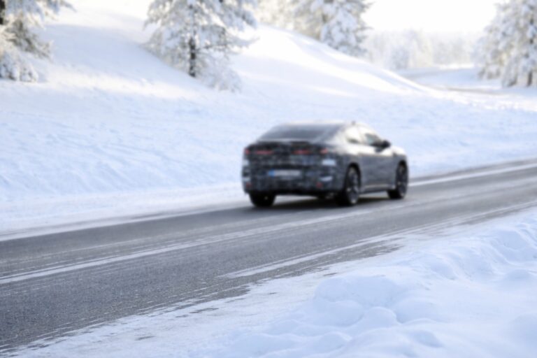 BMW iX4 bolo odhalené na fotkách zo zimných testov a vyzerá naozaj nádherne