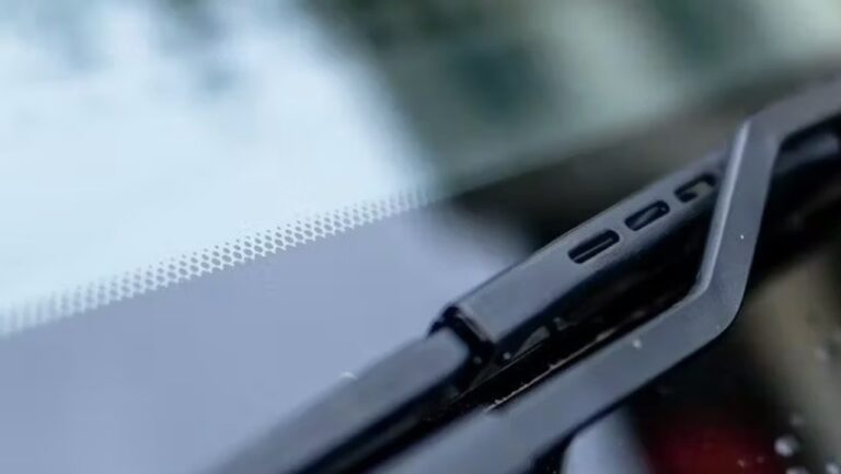 Čierne bodky na čelnom skle: Aký majú význam? Bez nich neprejdete na STK - AUTOVINY.sk