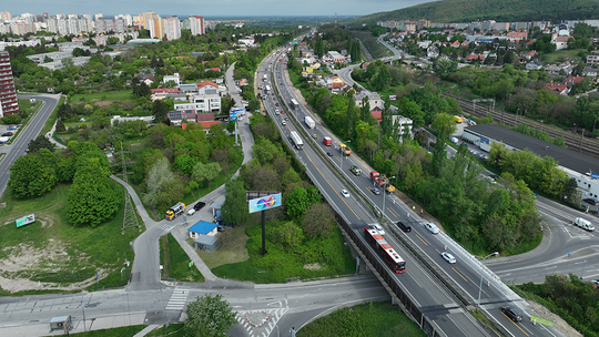 Na diaľnici D2 budú rekonštruovať stredový deliaci pruh. Cez víkend ju čiastočne uzavrú - Doprava - Auto - Pravda