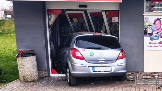 Vodička si pomýlila brzdu s plynom. Skončila v obchode - Magazín - Auto - pravda.sk