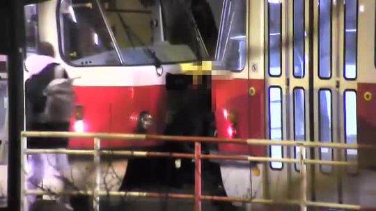 VIDEO: Boli to sekundy odvahy či hlúposti? Jazda chlapcov medzi vozňami šokovala okolie - Doprava - Auto - pravda.sk