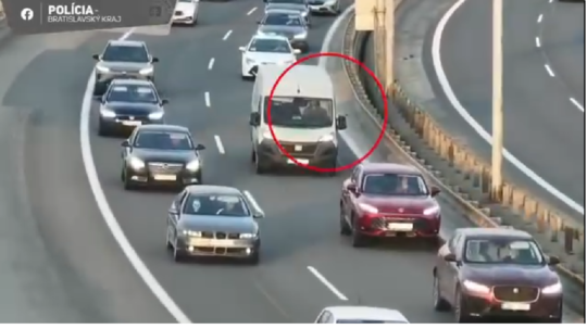 VIDEO: Schovávačka vodičovi nepomohla. Policajti naňho vytiahli nového pomocníka - Doprava - Auto - pravda.sk