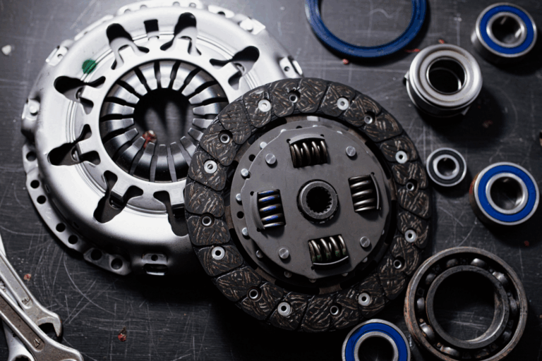 Prešmykovanie spojky: 5-sekundový test odhalí, či je divný zápach v aute predzvesťou totálneho kolapsu - AUTOVINY.sk