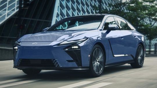 Lexus ES: Ôsma generácia prezradila všetko. Batériou sklame - Novinky - Auto - pravda.sk