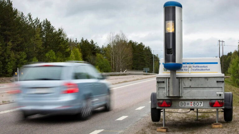 Nový radar kosí cestných pirátov z prívesného vozíka. 64 pokút za pár hodín