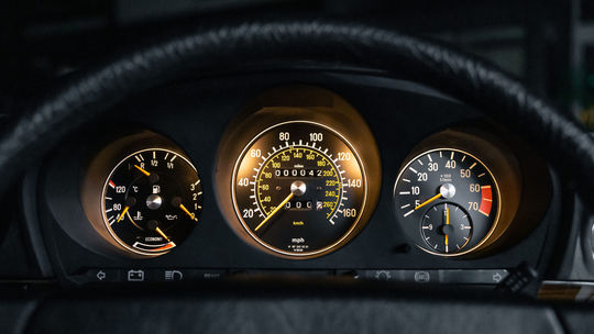 Mercedes SL 500: Túto časovú kapsulu objavili v Anglicku. Najazdila len 67 km - Magazín - Auto - pravda.sk