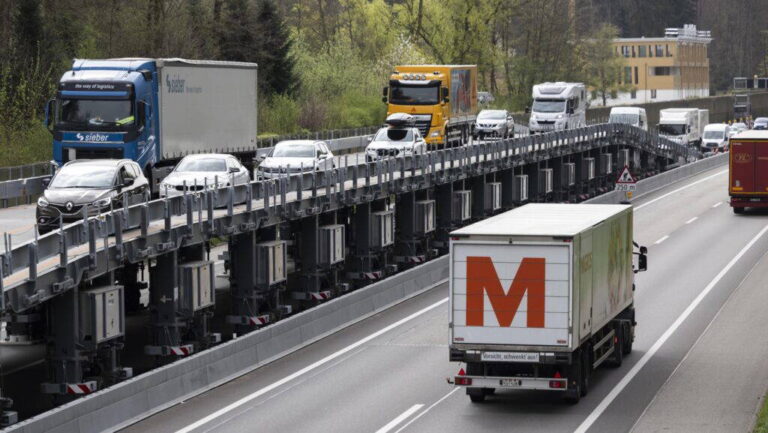 Sen Slovákov: 200-metrový mobilný most sa hýbe pod kolesami, spomaľuje diaľnice na 60 km/h