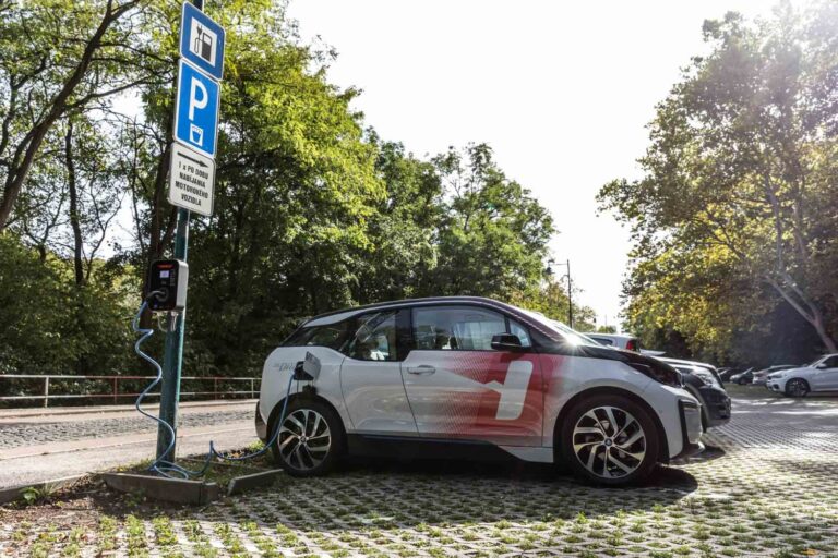 Nabíjanie z lampy: Bratislava hľadá cestu, ako rozšíriť riešenie zo Železnej studničky