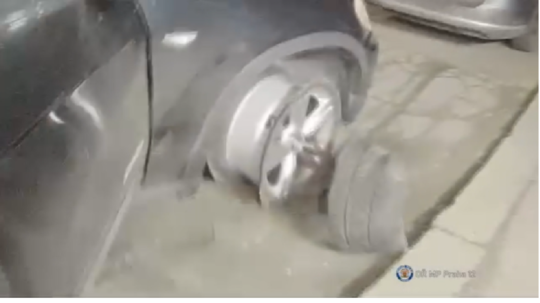 VIDEO: Pred jazdou vypil desať pív, zastavil ho až obrubník. Policajtov sa ihneď snažil prekabátiť - Doprava - Auto - pravda.sk