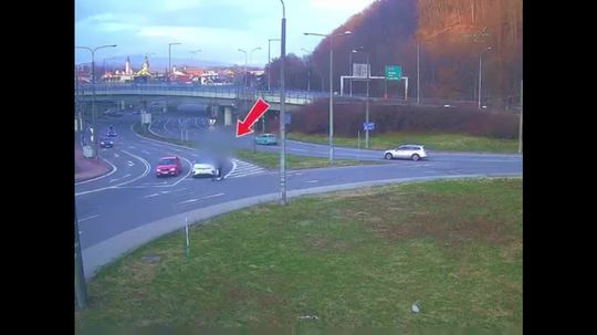 VIDEO: Stačila chvíľa nepozornosti a už ho mal pod kolesami. Takto dopadol kolobežkár po tvrdom náraze - Doprava - Auto - pravda.sk