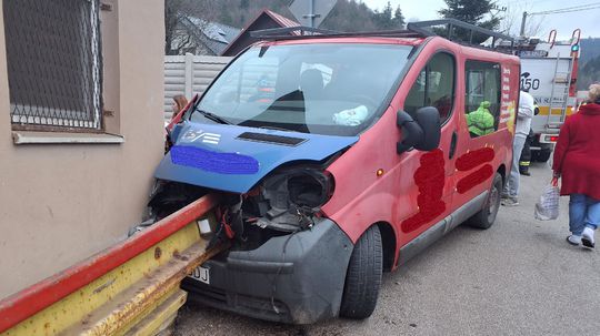 Auto sa napichlo na zvodidlá. Pri dopravnej nehode v Rudňanoch sa zranili tri deti - Domáce - Správy - pravda.sk