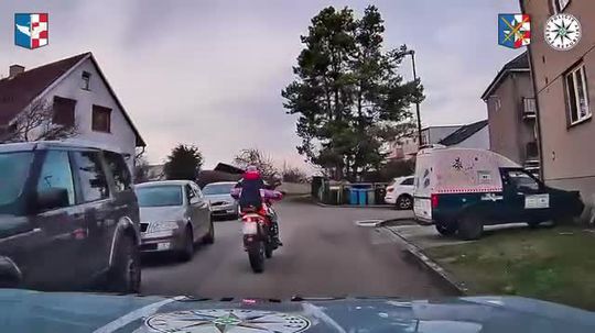VIDEO: Opitého motorkára nezastavilo vôbec nič. V neuveriteľnom hazarde pokračoval v nastolenom trende - Doprava - Auto - pravda.sk