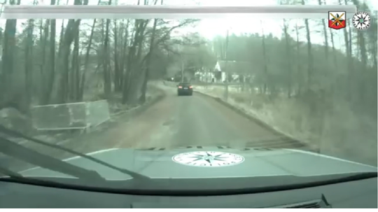 VIDEO: Mladík na ukradnutom aute so zbraňou v ruke riadne vyvádzal. Takto vyzerala jeho zbesilá a nebezpečná jazda - Doprava - Auto - pravda.sk