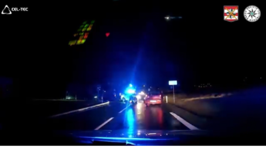 VIDEO: Šofér sa rútil ako zmyslov zbavený. Policajti museli použiť pásy s hrotmi aj služobnú zbraň - Doprava - Auto - Pravda