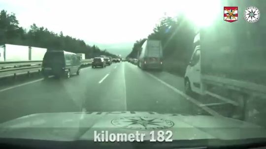 VIDEO: Dieťa prehltlo sklenenú ampulku a začal sa boj s časom. Takto prebiehala dramatická situácia  - Doprava - Auto - Pravda