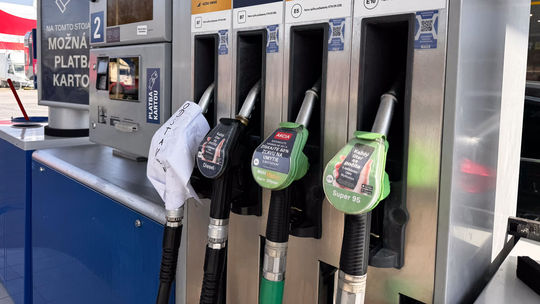 Vláda zavádza extrémny limit na tankovanie: 400 eur a vyššie ceny pre cudzincov - Doprava - Auto - pravda.sk