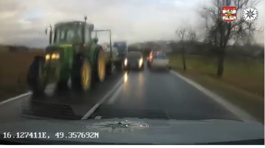 VIDEO: Riskantné predbiehanie cez plnú čiaru, ktoré sa len tak nevidí. Šofér to napálil takmer naslepo - Doprava - Auto - Pravda
