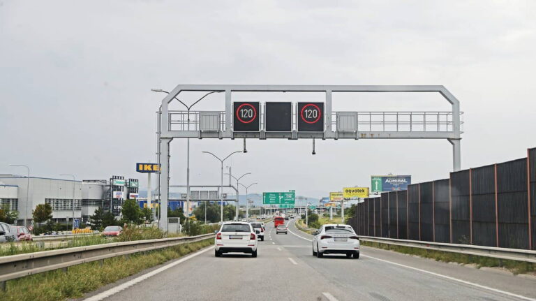 Rýchlosť na diaľnici už len 120 km/h, kvôli nedostatku paliva obmedzujú vodičov