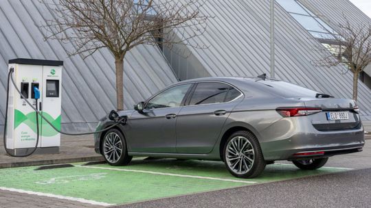 Škoda Superb iV: Nový plug-in má až 200 kW. A nie vďaka elektromotoru - Novinky - Auto - pravda.sk