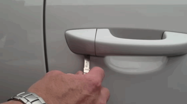 Ak máte vybitý kľúč, urobte túto jednu vec a auto okamžite naštartuje - AUTOVINY.sk